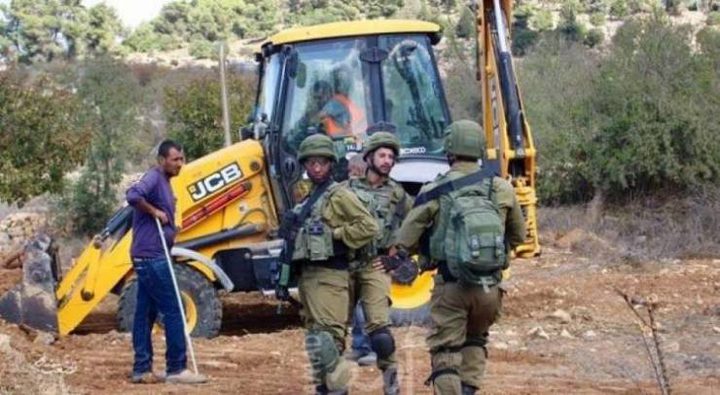 الاحتلال يستولي على مركبة وحفار جنوب الخليل