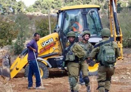 الاحتلال يستولي على مركبة وحفار جنوب الخليل