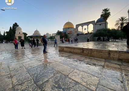 المقدسيون ينظفون ساحات الأقصى بعد إعماره ليلة القدر بالآلاف