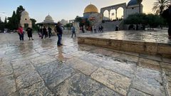 المقدسيون ينظفون ساحات الأقصى بعد إعماره ليلة القدر بالآلاف