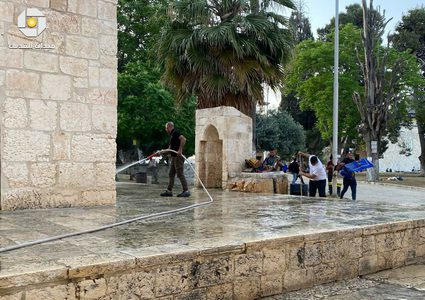 المقدسيون ينظفون ساحات الأقصى بعد إعماره ليلة القدر بالآلاف