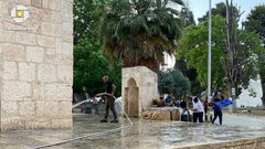 المقدسيون ينظفون ساحات الأقصى بعد إعماره ليلة القدر بالآلاف