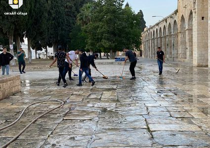 المقدسيون ينظفون ساحات الأقصى بعد إعماره ليلة القدر بالآلاف