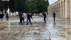 المقدسيون ينظفون ساحات الأقصى بعد إعماره ليلة القدر بالآلاف