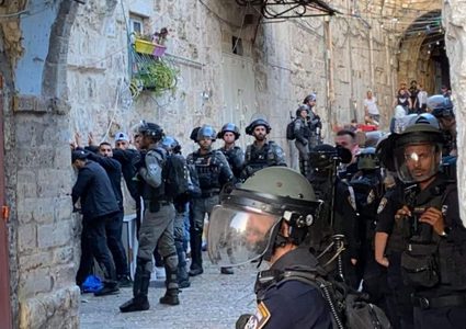 10 إصابات جراء اعتداء الاحتلال على المصلين لدى خروجهم من الأقصى