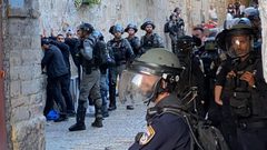 10 إصابات جراء اعتداء الاحتلال على المصلين لدى خروجهم من الأقصى