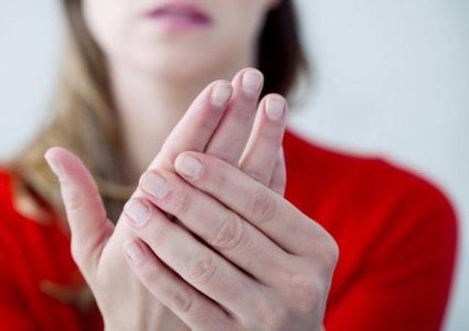 برودة اليدين.. إلام تشير؟