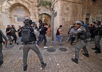 جانب من اعتداء قوات الاحتلال على المقدسيين المتواجدين داخل ساحات #المسجد_الأقصى المبارك