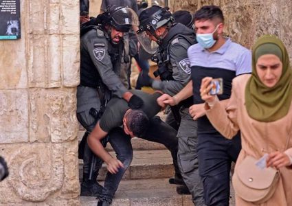 جانب من اعتداء قوات الاحتلال على المقدسيين المتواجدين داخل ساحات #المسجد_الأقصى المبارك