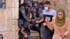 جانب من اعتداء قوات الاحتلال على المقدسيين المتواجدين داخل ساحات #المسجد_الأقصى المبارك