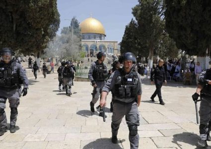 قوات الاحتلال تحاصر البلدة القديمة وتنشر عدة حواجز في أحيائها