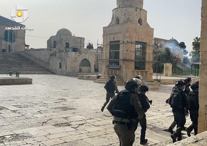 جانب من اعتداء قوات الاحتلال على المقدسيين المتواجدين داخل ساحات #المسجد_الأقصى المبارك