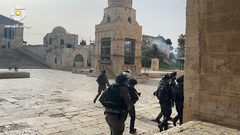 جانب من اعتداء قوات الاحتلال على المقدسيين المتواجدين داخل ساحات #المسجد_الأقصى المبارك