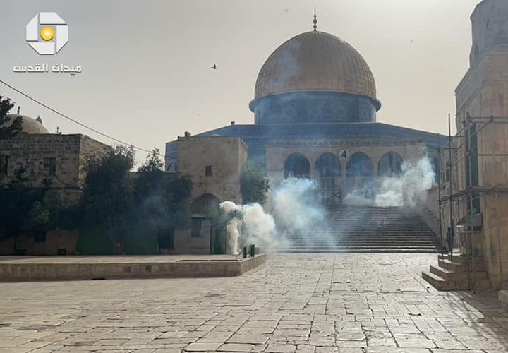 جانب من اعتداء قوات الاحتلال على المقدسيين المتواجدين داخل ساحات #المسجد_الأقصى المبارك