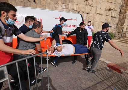 مستوطن يدعس المصلين الخارجين من المسجد الأقصى المبارك