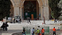 بحجارتهم يواجه المرابطون في الأقصى قنابل الإحتلال وأسلحته.
الصور لوكالة (أ ف ب)