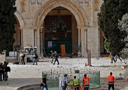 بحجارتهم يواجه المرابطون في الأقصى قنابل الإحتلال وأسلحته.
الصور لوكالة (أ ف ب)