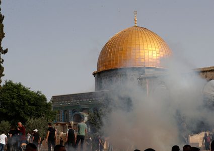 بحجارتهم يواجه المرابطون في الأقصى قنابل الإحتلال