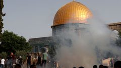 بحجارتهم يواجه المرابطون في الأقصى قنابل الإحتلال وأسلحته.
الصور لوكالة (أ ف ب)