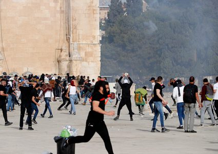 بحجارتهم يواجه المرابطون في الأقصى قنابل الإحتلال وأسلحته.
الصور لوكالة (أ ف ب)