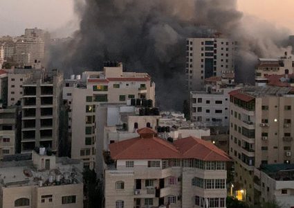 طائرات الاحتلال تدمر برج "هنادي" غرب مدينة غزة