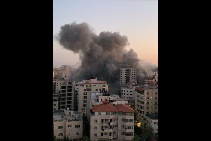 طائرات الاحتلال تدمر برج "هنادي" غرب مدينة غزة