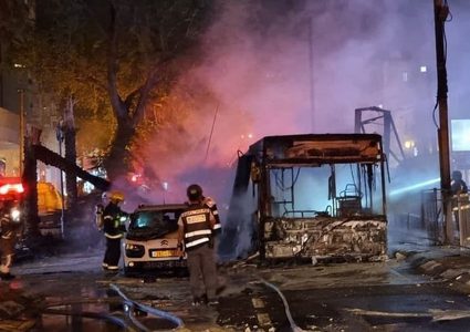 إصابات وتضرر باص في "تل أبيب" بعد إطلاق صواريخ المقاومة