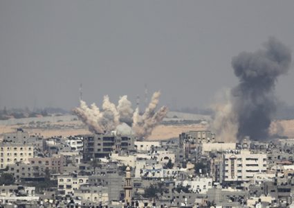 3 شهداء وإصابات جراء قصف الاحتلال شقة سكنية وسط غزة