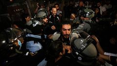 الاحتلال يكثف تواجده بالشيخ جراح تمهيدا لاقتحامه من المستوطنين