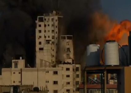 طائرات الاحتلال الحربية تقصف برج الشروق في وسط مدينة غزة