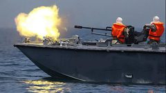 بوارج بحرية الاحتلال تطلق عشرات القذائف على شاطئ غزة