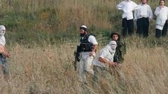 مستوطنون يطلقون النار صوب رعاة أغنام في مسافر يطا