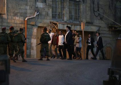 مستوطنون بحماية شرطة الاحتلال يعتدون على أهالي الشيخ جراح