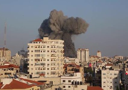 انتشال جثمان طفلة وعائلة كاملة من تحت أنقاض القصف في بيت لاهيا