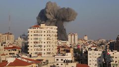 انتشال جثمان طفلة وعائلة كاملة من تحت أنقاض القصف في بيت لاهيا