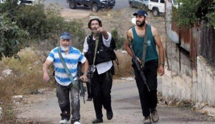 مستوطنون يعتدون على مركبات المواطنين شمال غرب رام الله