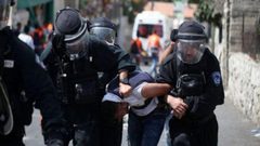 قوات الاحتلال تعتقل عائلة كاملة من بلدة العيسوية