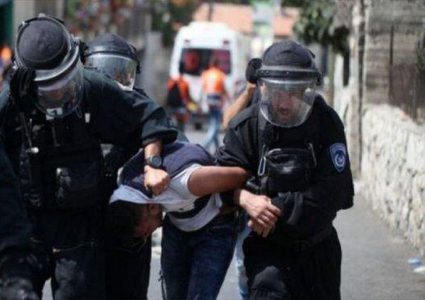 قوات الاحتلال تعتقل عائلة كاملة من بلدة العيسوية