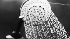 طبيب تجميل يكشف عن الوقت المثالي للاستحمام