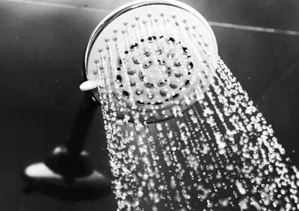 طبيب تجميل يكشف عن الوقت المثالي للاستحمام