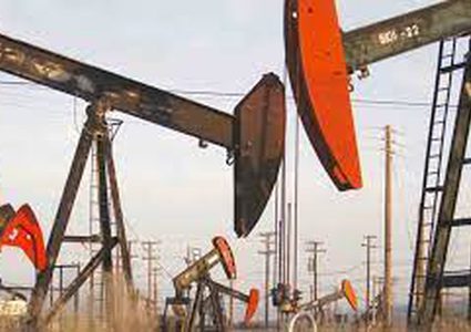 النفط يهبط عن قمة 8 أسابيع