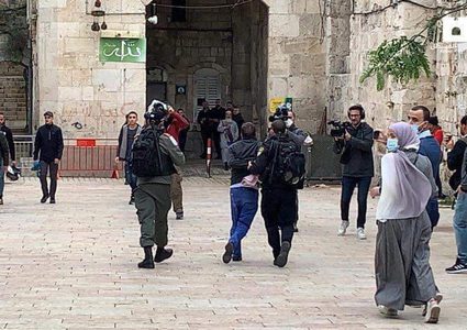 اصابات برصاص الاحتلال واعتداءات المستوطنين بالقدس والخليل