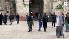اصابات برصاص الاحتلال واعتداءات المستوطنين بالقدس والخليل