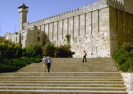 مئات المصلين يؤدون صلاة العيد في الحرم الابراهيمي