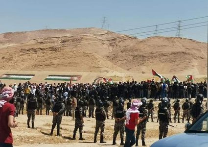 مظاهرة حاشدة على الحدود الأردنية الفلسطينية نصرة للقدس وغزة