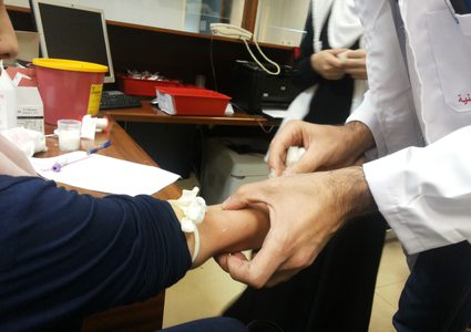 المواطنون يتبرعون بالدم للجرحى في مستشفى رفيديا الحكومي بنابلس