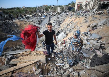 إنقاذ شاب من تحت ركام منزله الذي قصفه الاحتلال شمال قطاع غزة