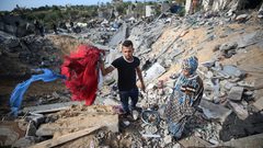 إنقاذ شاب من تحت ركام منزله الذي قصفه الاحتلال شمال قطاع غزة