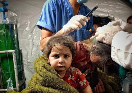 أطفال يتلقون العلاج بعد نجاتهم من غارة جوية إسرائيلية طالت منزلهم وهم نيام وسط محافظة رفح جنوبي قطاع غزة الليلة الماضية.. والتي ارتقى خلالها 6 بينهم ثلاثة نساء وطفلين