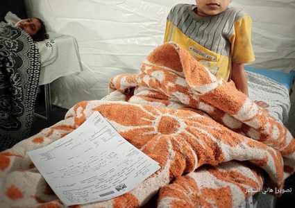 أطفال يتلقون العلاج بعد نجاتهم من غارة جوية إسرائيلية طالت منزلهم وهم نيام وسط محافظة رفح جنوبي قطاع غزة الليلة الماضية.. والتي ارتقى خلالها 6 بينهم ثلاثة نساء وطفلين